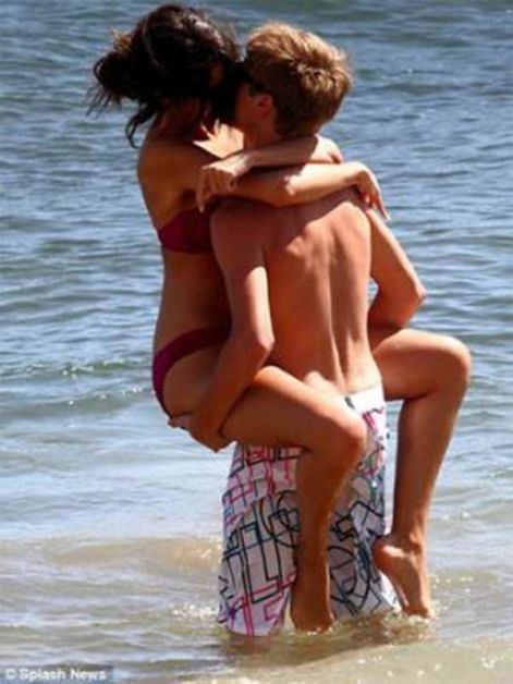 justin-bieber-selena-gomez-kissing-in-hawaii-beach.jpg